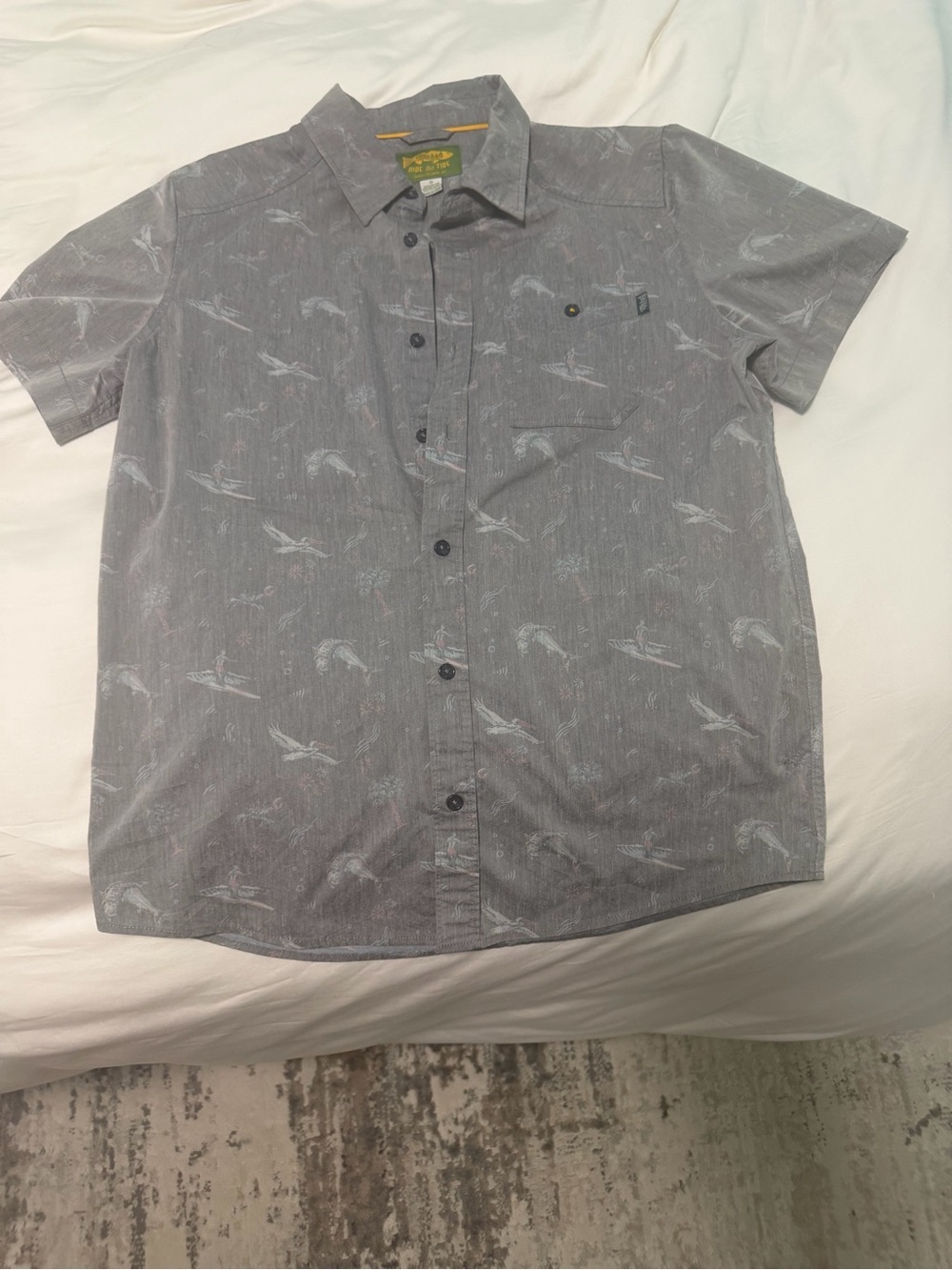 Men's Short-Sleeve Button-Down Shirt in Light Gray with Subtle Print